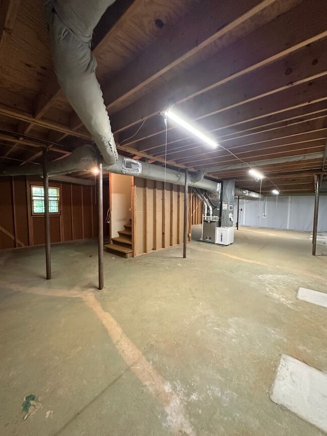 Building Photo - Available now,  3/2 with large unfinished basement, in University Heights