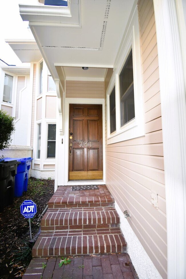 Building Photo - 3 Bedroom 2 Bathroom Townhome- Pets Considered