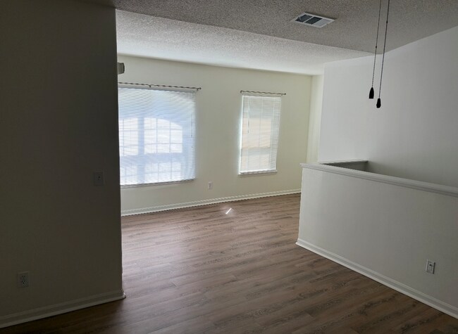 Building Photo - Plantation Point - One Bedroom Second Floor with Balcony!