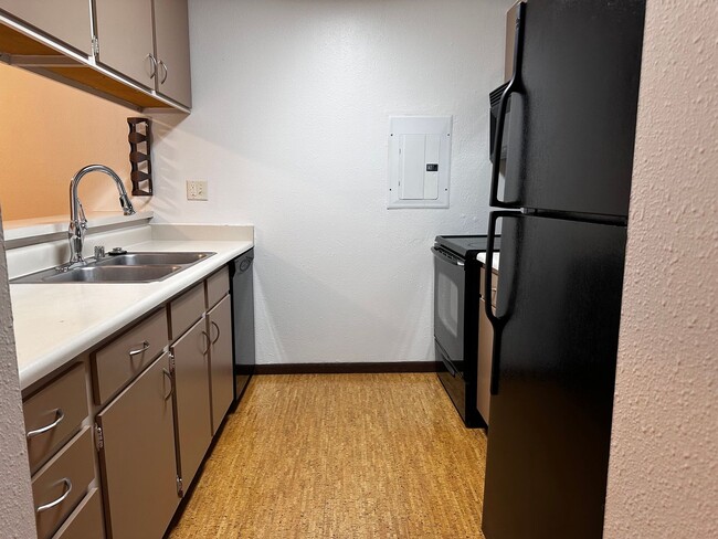 Building Photo - Spacious 2 bed 1.5 bathroom Condominium