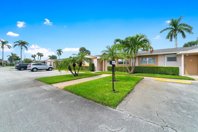 Building Photo - 2567 Dudley Dr W
