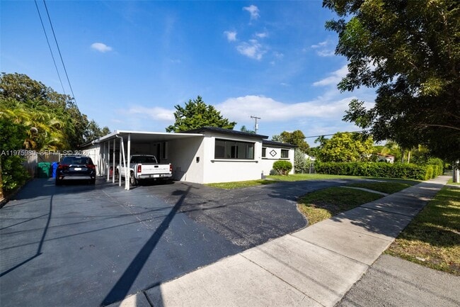 Building Photo - 3401 SW 17th St