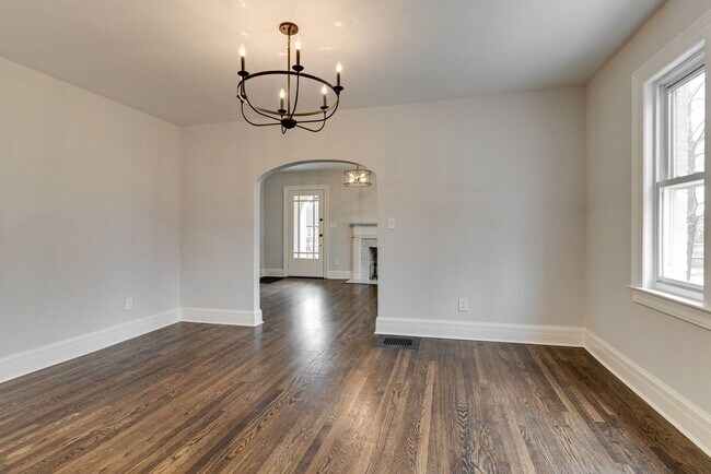 Building Photo - Charming Renovated East Nashville Home wit...