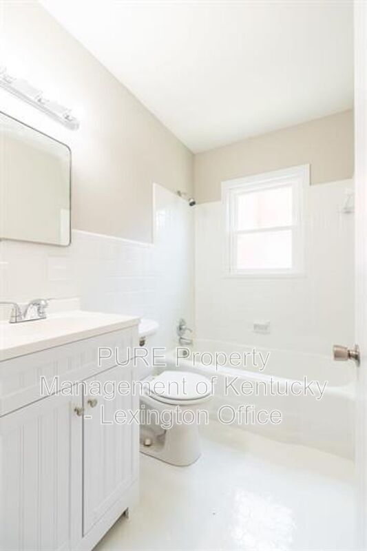 Building Photo - 817 Marcellus Dr