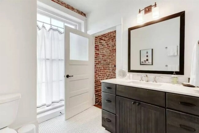 Building Photo - 2010 The Strand