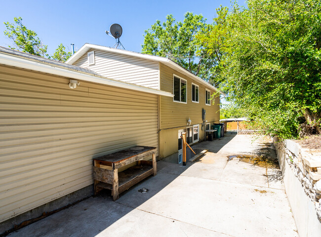Building Photo - 1137 E Webster Dr