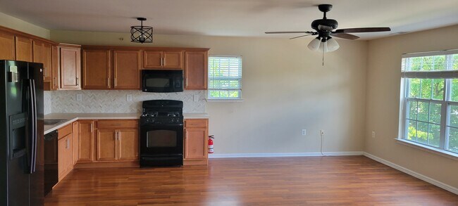 Building Photo - 802 Sunflower Way