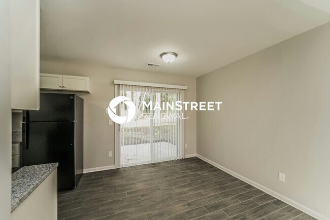 Building Photo - 2 Bedroom Pet-Friendly Home in Charlotte, NC with Main Street Renewal