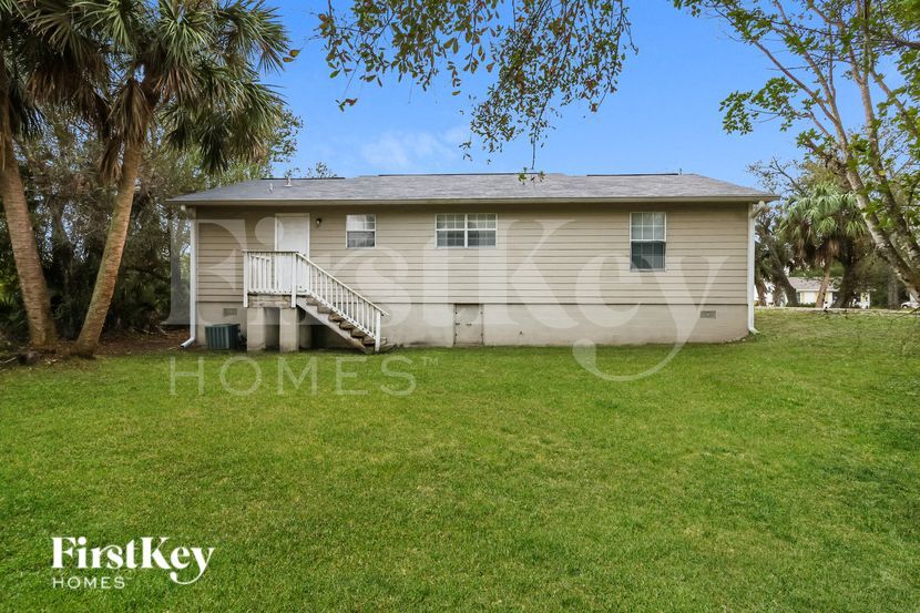 Building Photo - 830 Burland St