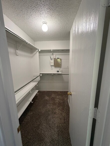 Building Photo - 804 Creekside Dr