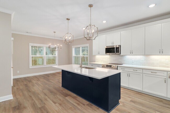 Building Photo - 204 Pineland Dr