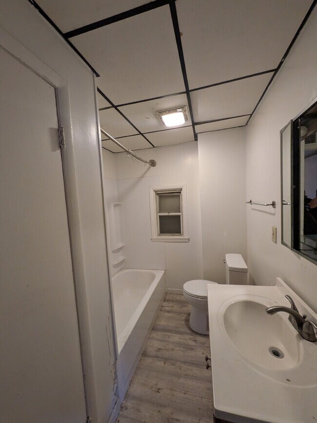 Building Photo - Beautifully updated 2 bed 1 bath apartment in Beaver Falls!  OPEN HOUSE on Thursday (February 5) ...