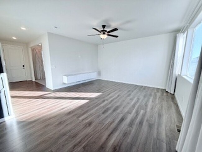 Building Photo - MODERN TWO STORY 3 BED/2.5 BATH WITH FENCE...