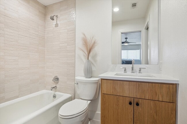 Building Photo - 40 River Hollow Ln