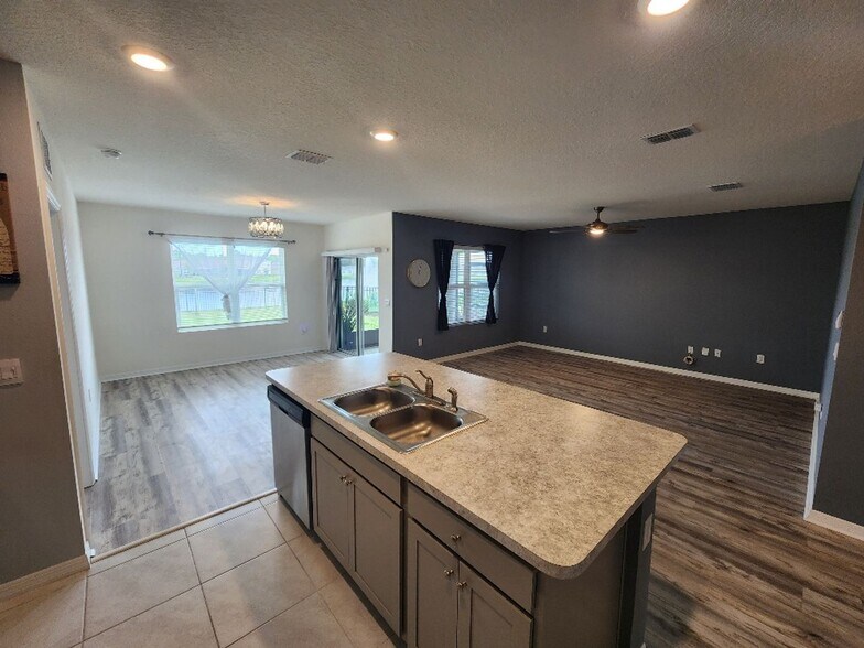 Building Photo - 915 Noble Run