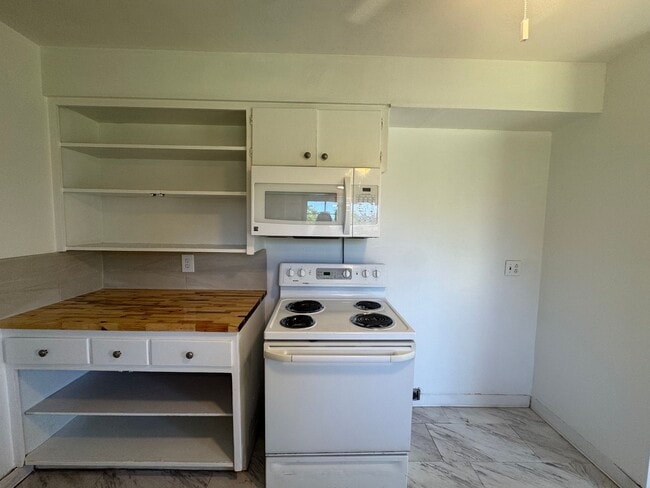 Building Photo - 3 bed 1 bath with large back yard - ONE SM...
