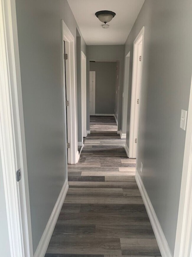 Building Photo - Utilities Included in this Upper Unit Dupl...