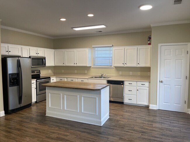 Building Photo - 105 Summer Hill Way