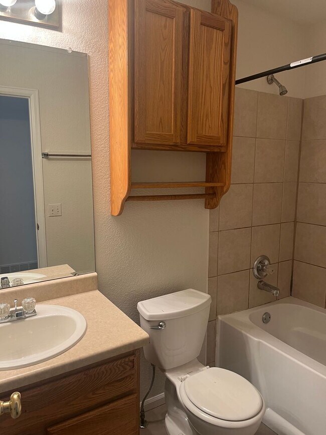 Building Photo - Gorgeous 4bd Home in  Cul-de-sac!!