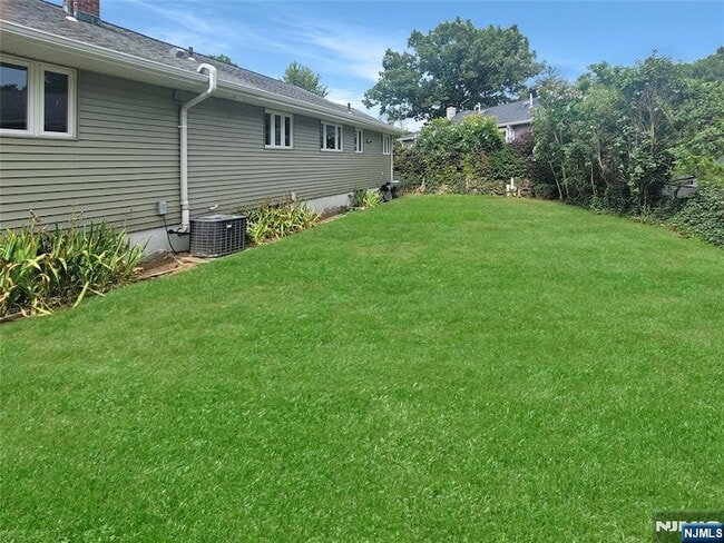 Building Photo - 40 Beechwood Rd