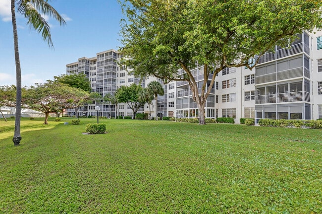 Building Photo - 3499 Oaks Way