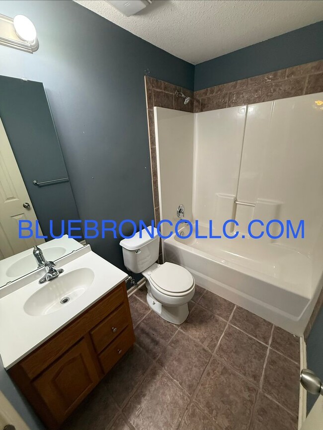 Building Photo - Spacious unit with Beautiful hardwood floors and nice touches throughout!