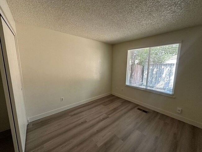 Building Photo - 1212 Junction Dr