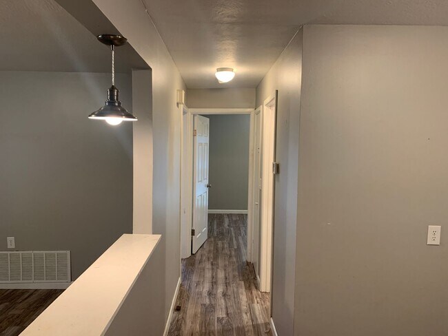 Building Photo - Charming Two Bedroom Downtown Springdale -