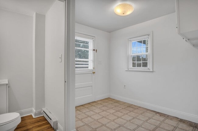 Building Photo - 2 bedroom 1 bathroom located in the heart of Carlisle