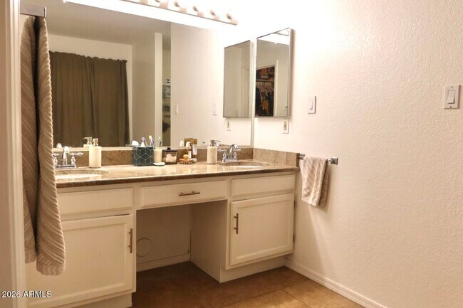 Building Photo - 3113 E Topeka Dr