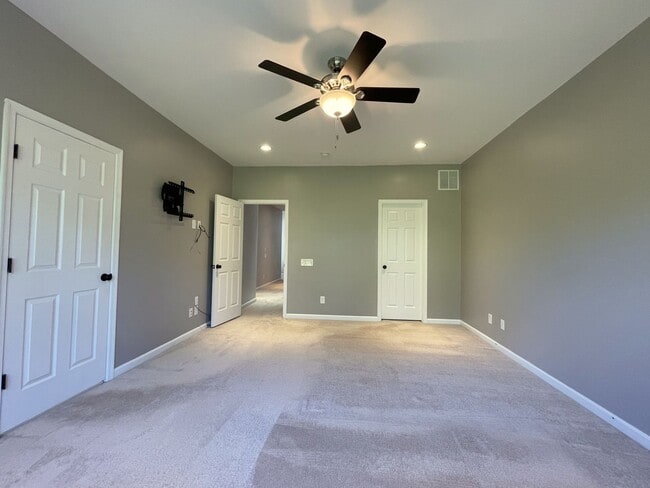 Building Photo - Spectacular 4 Bed 3.5 Bath Townhouse In Br...