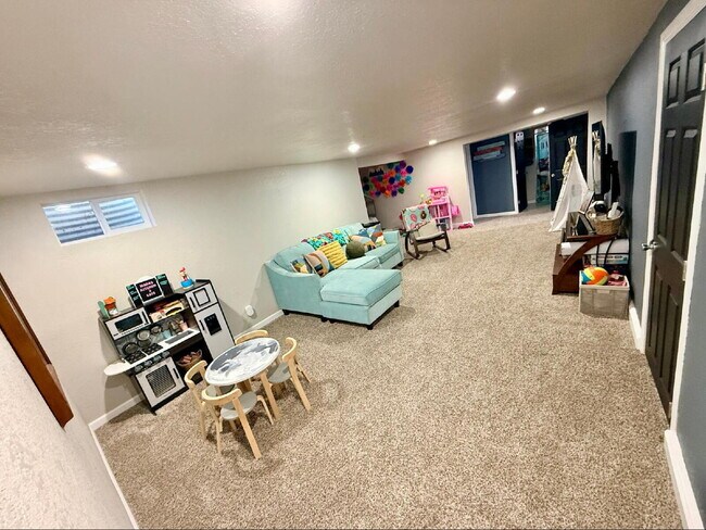 Building Photo - Gorgeously Updated Pueblo Home