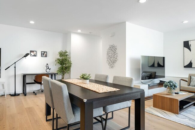 Building Photo - 5300 NE 67th St