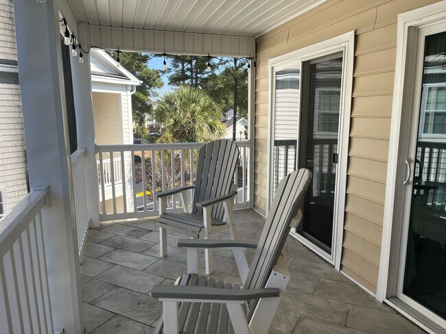 Building Photo - Remodeled 2 Bedroom, 2 Bath Furnished Cond...