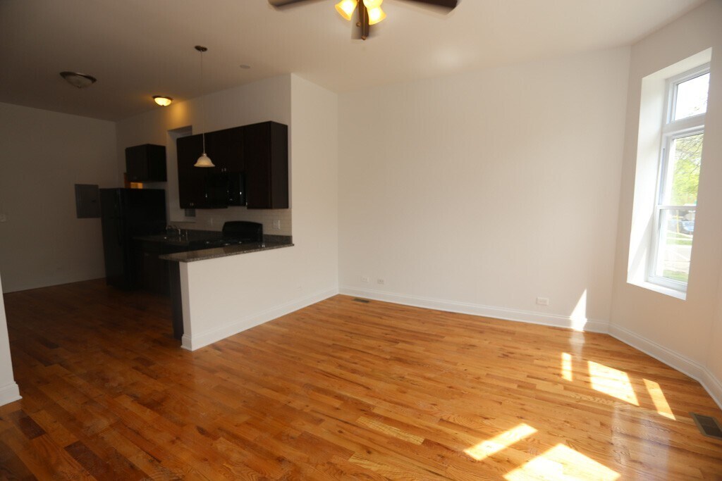 Building Photo - 1704 W Sunnyside Ave