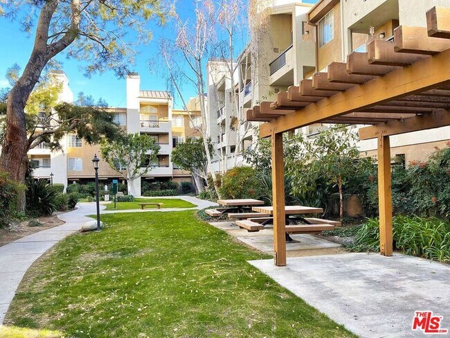 Building Photo - 5535 Canoga Ave