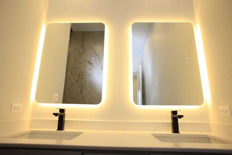 Building Photo - 1029 N Winchester Ave