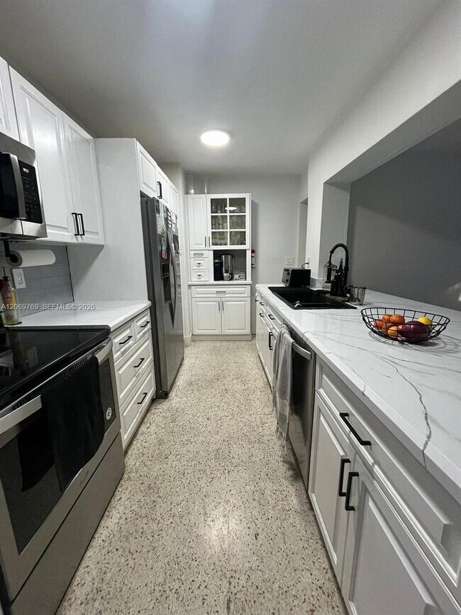 Building Photo - 5450 SW 55th Ave