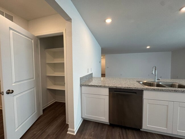 Building Photo - Laughlin Ranch New 3 Bed, 2 Bath close to Water, on Parkway