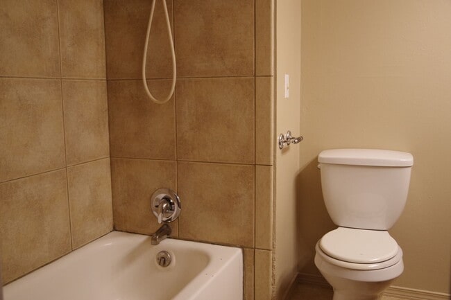Building Photo - NOW AVAILABLE! MUST SEE - BEAUTIFUL 4BR/3B...