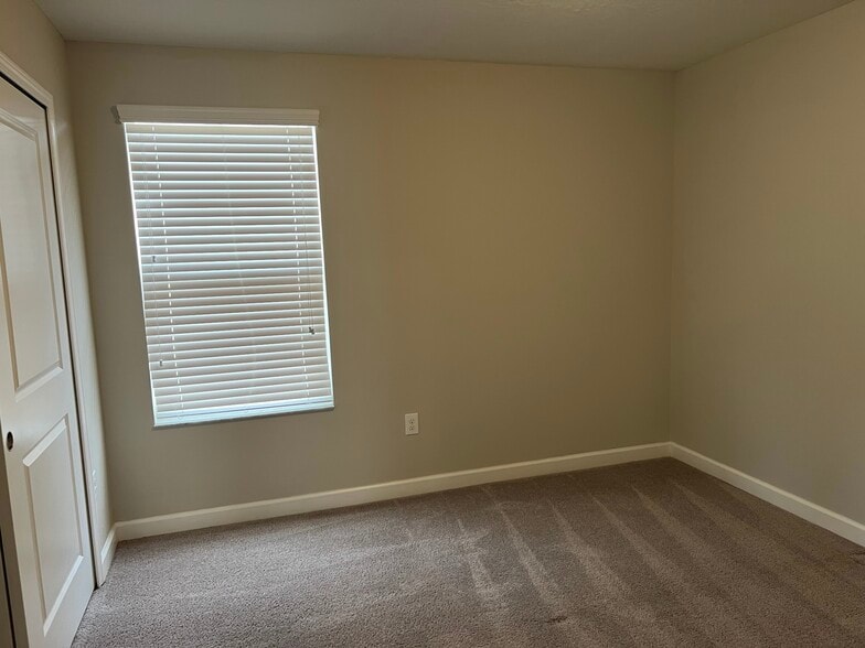 Building Photo - 923 Terra Vista St