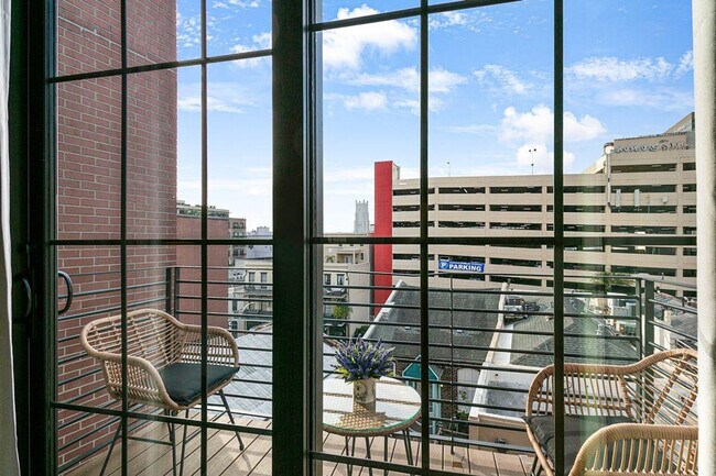 Building Photo - 611 Commerce St