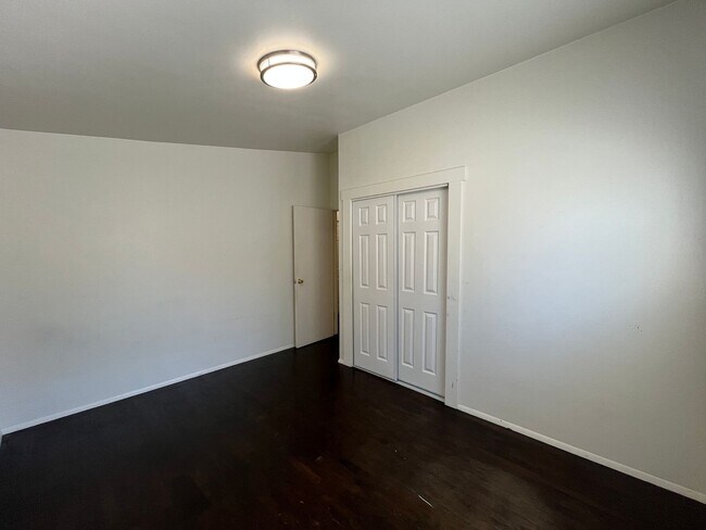 Building Photo - Three Bedroom House