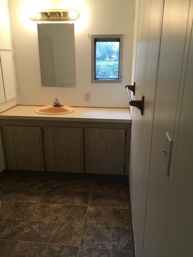 Building Photo - 1077 W Axton Rd