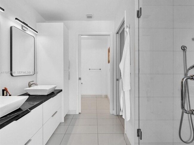 Building Photo - 2020 N Bayshore Dr