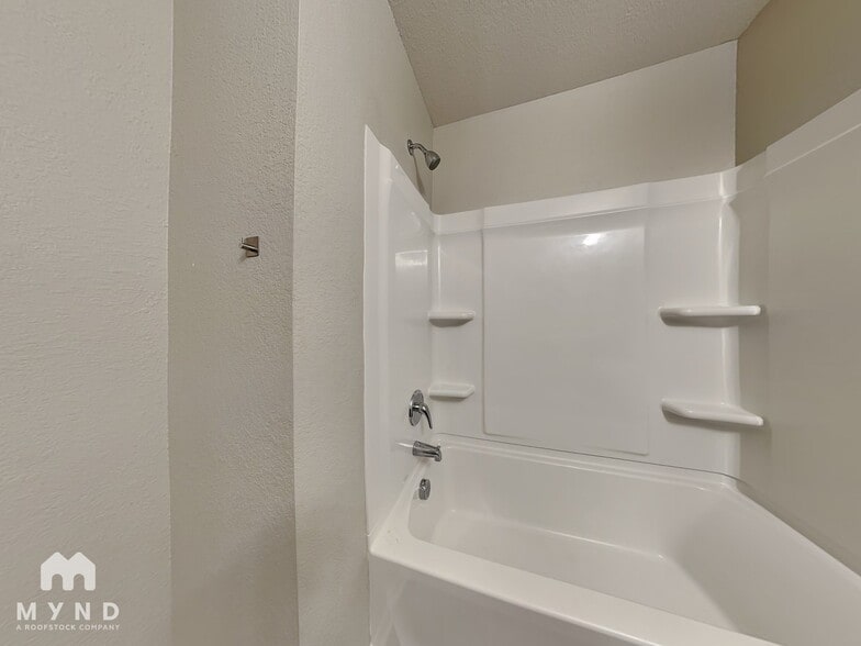 Building Photo - 9208 Pleasant Valley Dr