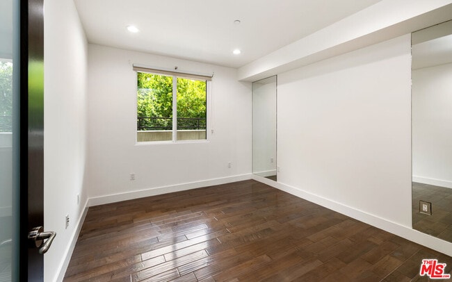 Building Photo - 1304 S Roxbury Dr