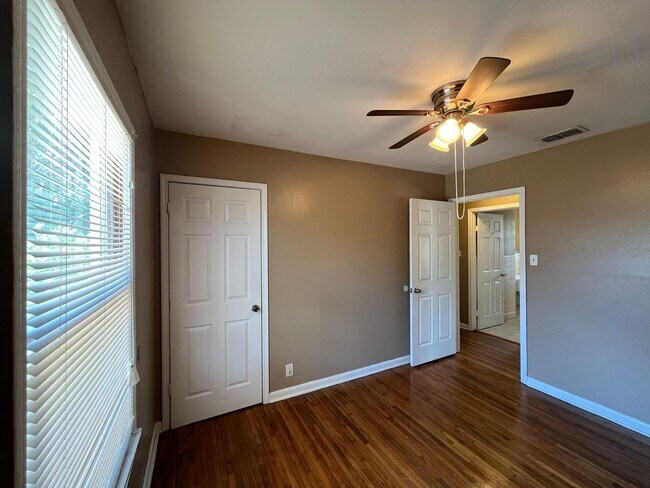 Building Photo - THREE BEDROOM ONE BATH HOME!