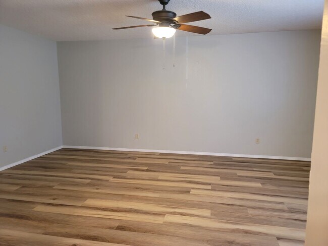 Building Photo - Newly Remodeled 3 Bedroom/2 Bath Home In V...