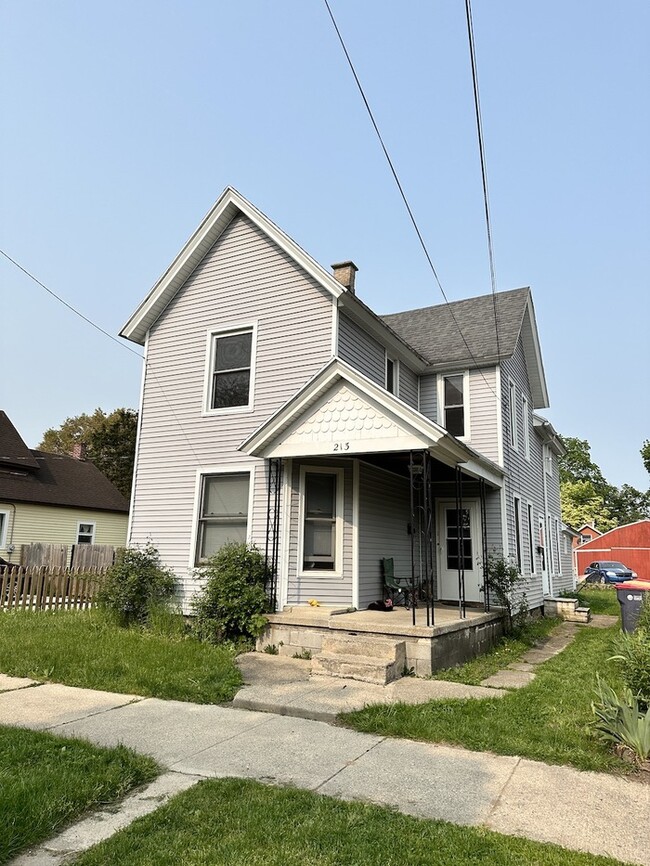 SW Side 2 or 3 Bed Upper Unit Duplex 213 Gunnison Ave SW Grand Rapids MI 49504 Apartment Finder